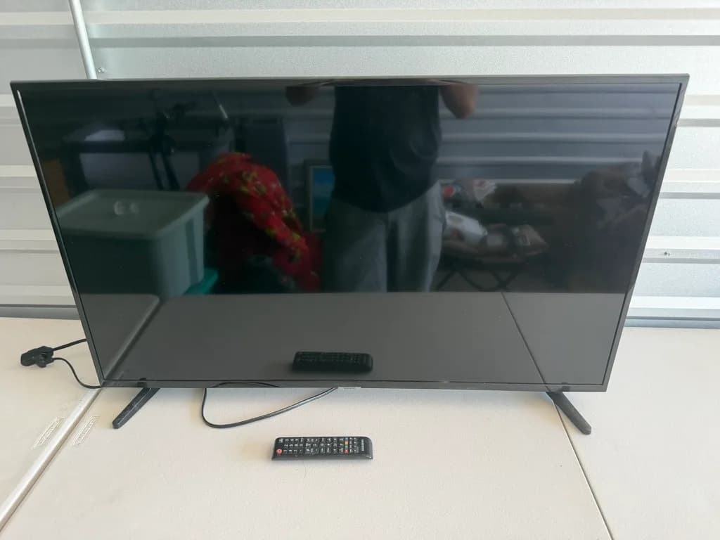 Samsung 43" LED TV (UN43NU6950FXZA) with Remote